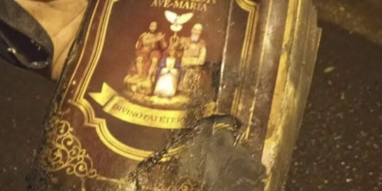 Casa é totalmente destruída em incêndio mas bíblia permanece intacta em Erval Grande