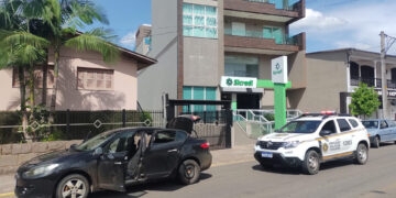 Condutor é abordado pela BM dirigindo com CNH vencida no centro de Nova Roma do Sul
