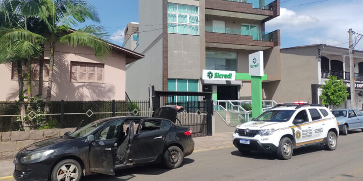 Condutor é abordado pela BM dirigindo com CNH vencida no centro de Nova Roma do Sul