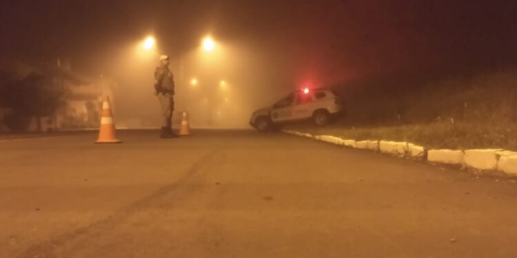 Homem danifica porta de igreja, sublinha páginas da bíblia e é preso na Linha Trajano em Nova Roma do Sul