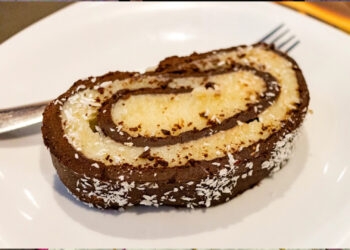 Rocambole de chocolate com creme branco