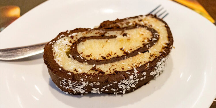 Rocambole de chocolate com creme branco