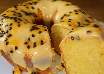 Bolo com cobertura de maracujá