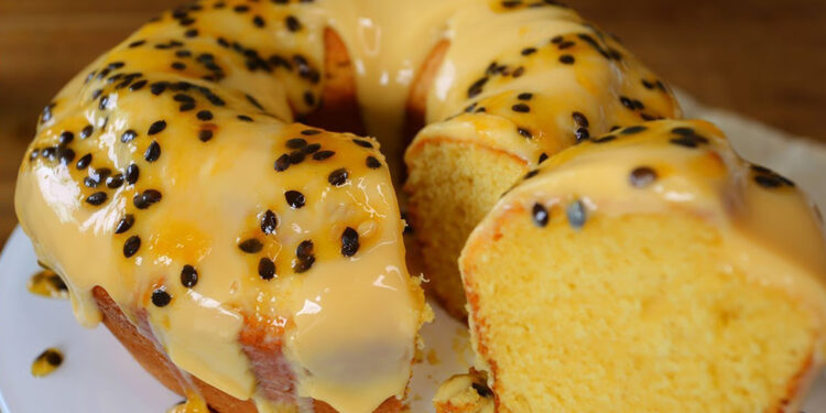 Bolo com cobertura de maracujá