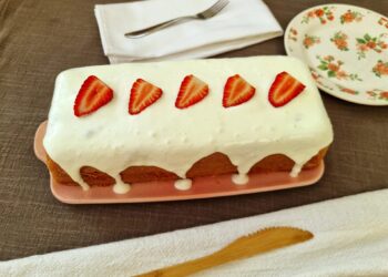 Bolo de iogurte com recheio de morango