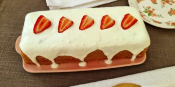 Bolo de iogurte com recheio de morango