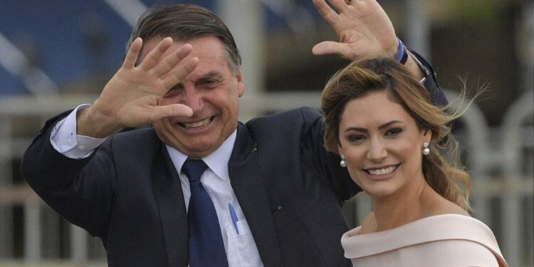 Governo determina viagem de militar a Miami para fazer ‘segurança de familiar de Bolsonaro