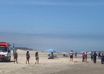 Bombeiros buscam por jovem que se afogou em praia de Capão da Canoa.
