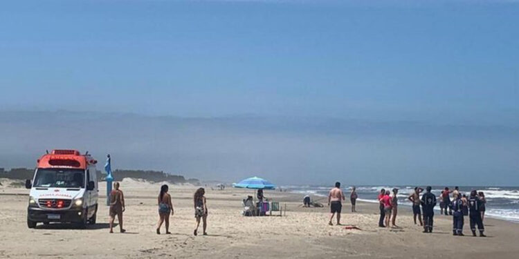Bombeiros buscam por jovem que se afogou em praia de Capão da Canoa.
