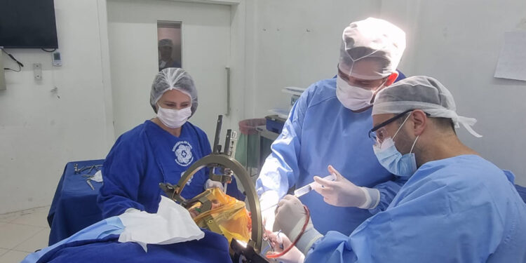 Hospital Beneficente São Carlos realiza primeira cirurgia de Parkinson em Farroupilha