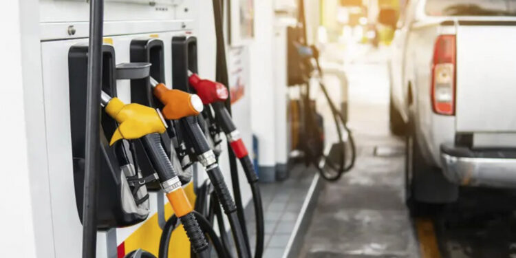 Preço médio da gasolina nos postos do país varia até 25,6% em um ano