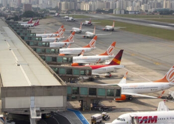 Pilotos e comissários de voo decretam greve para próxima segunda-feira