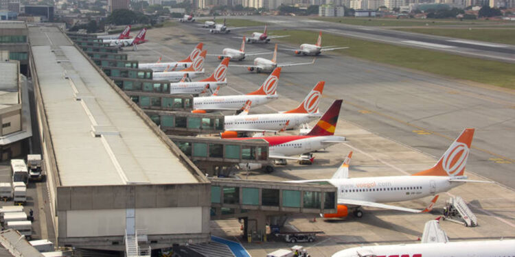 Pilotos e comissários de voo decretam greve para próxima segunda-feira