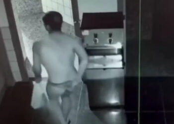 Ladrão é flagrado de calcinha fio dental durante roubo em colégio