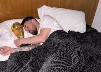 Messi posa dormindo com a taça da Copa do Mundo