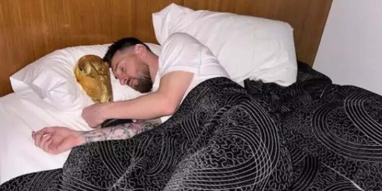 Messi posa dormindo com a taça da Copa do Mundo