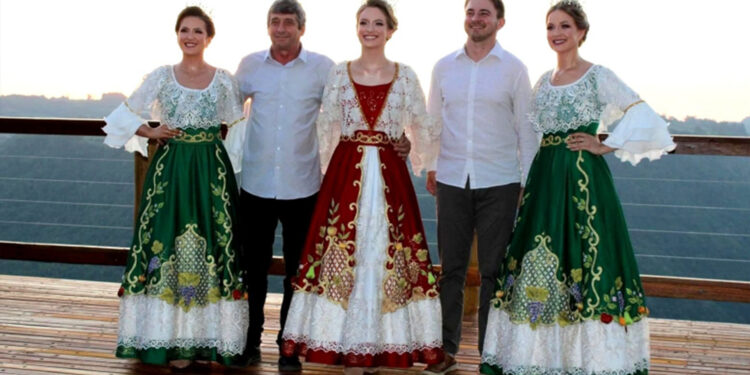 Lançados os trajes oficiais das soberanas da 15ª Feprocol