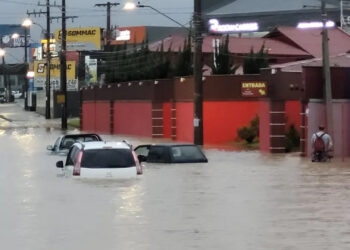 Fortes chuvas causam alagamentos, deslizamentos e interditam rodovias na Grande Florianópolis e outras regiões de SC