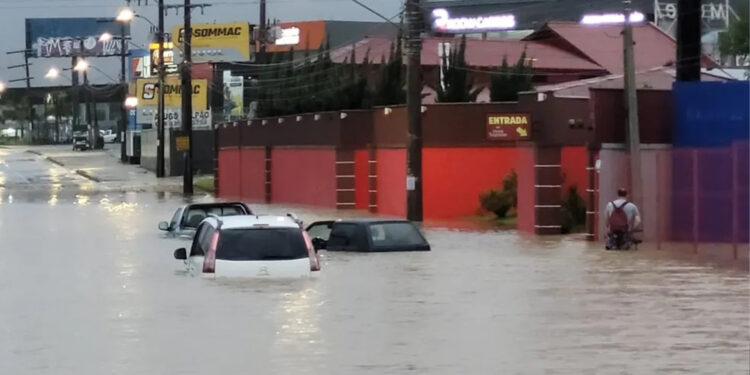 Fortes chuvas causam alagamentos, deslizamentos e interditam rodovias na Grande Florianópolis e outras regiões de SC