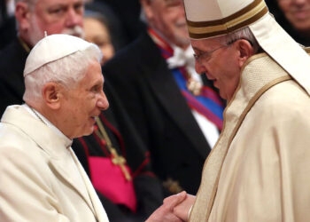 Papa Francisco pede para que fiéis orem por Bento XVI que ‘está muito doente’