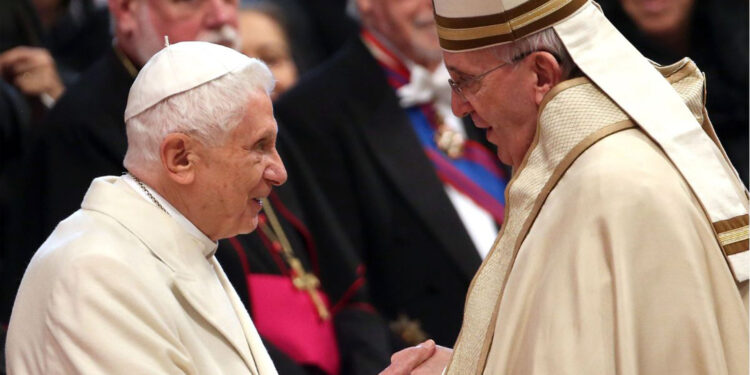 Papa Francisco pede para que fiéis orem por Bento XVI que ‘está muito doente’