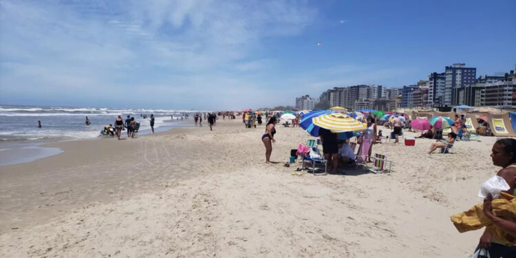 Semana do Natal começa com instabilidade, mas sol aparece entre nuvens no RS.