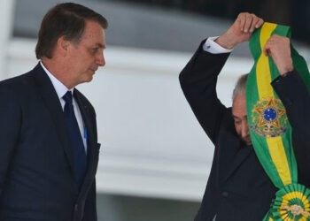 Bolsonaro cita 2 motivos para não passar a faixa presidencial a Lula