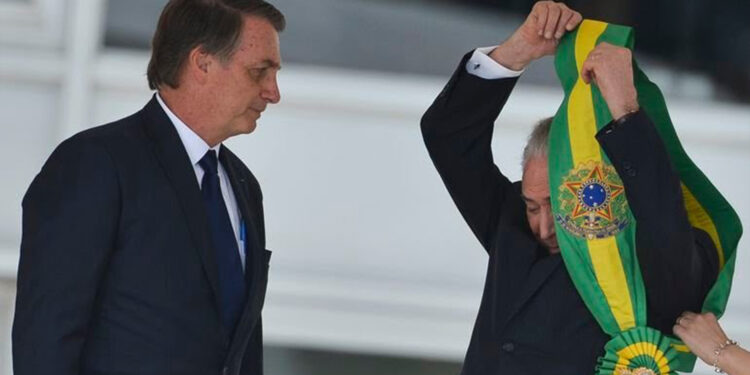 Bolsonaro cita 2 motivos para não passar a faixa presidencial a Lula