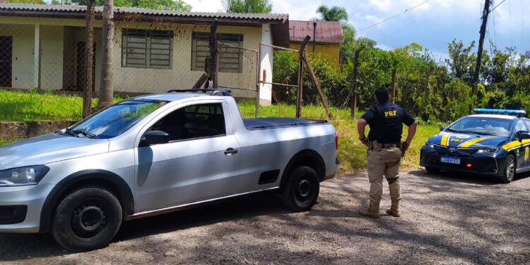 Veículo furtado em Santa Catarina é recuperado pela PRF, em Bento Gonçalves