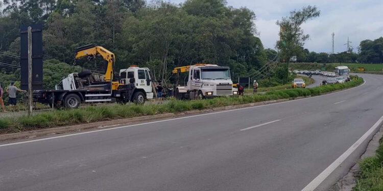 Trânsito bloqueado entre Caxias do Sul e Farroupilha