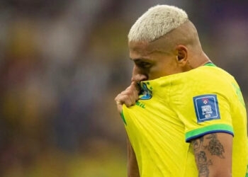 Tristeza permanece na chegada de seleção ao Brasil: ‘Ainda dói muito a derrota’