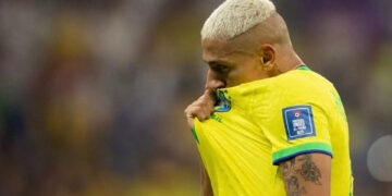 Tristeza permanece na chegada de seleção ao Brasil: ‘Ainda dói muito a derrota’
