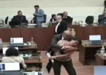 Vereadora é abraçada e beijada à força por parlamentar em sessão da Câmara de Florianópolis