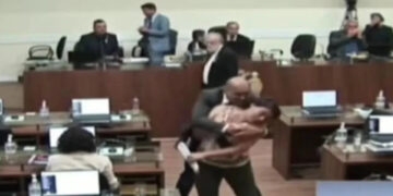 Vereadora é abraçada e beijada à força por parlamentar em sessão da Câmara de Florianópolis