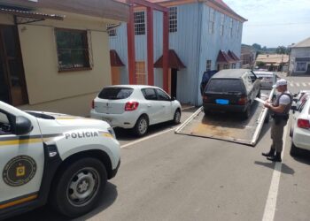 Com para-brisa cheio de rachaduras e documentos atrasados BM multa motorista em Nova Roma do Sul