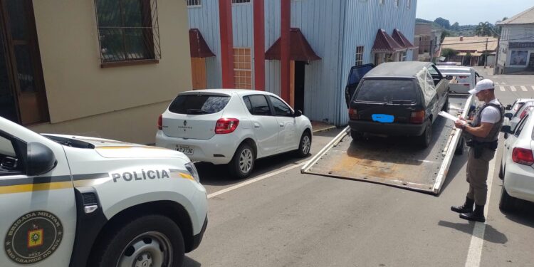 Com para-brisa cheio de rachaduras e documentos atrasados BM multa motorista em Nova Roma do Sul