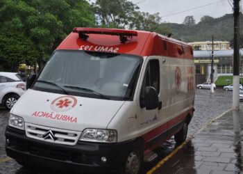 Criança de 4 anos cai da janela do segundo andar de casa em Estrela