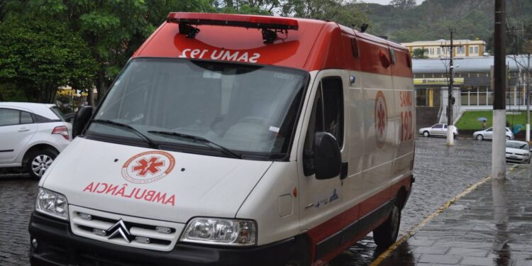 Criança de 4 anos cai da janela do segundo andar de casa em Estrela