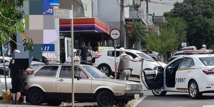 Bandido é pego em tentativa de roubo e é agredido por populares