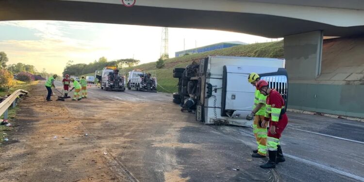 Bebê de 8 meses é hospitalizado em estado grave após acidente na freeway, em Glorinha