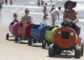 Trenzinho feito do zero por caminhoneiro faz alegria da criançada em Tramandaí