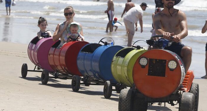 Trenzinho feito do zero por caminhoneiro faz alegria da criançada em Tramandaí