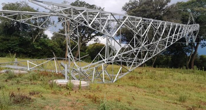 Parafusos são retirados, torre cai e 6 mil ficam sem luz no Vale do Rio Pardo
