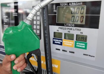Novo preço da gasolina nas distribuidoras começa a valer nesta quarta-feira (25)