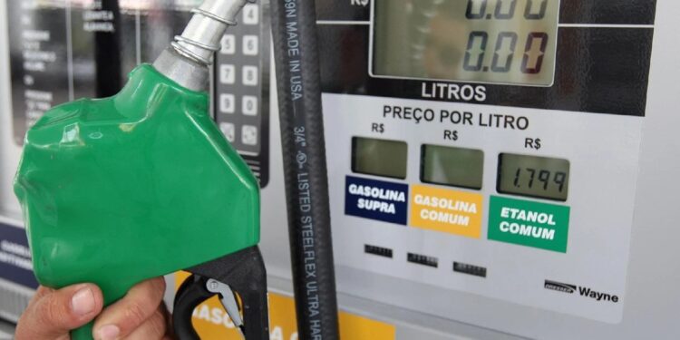Novo preço da gasolina nas distribuidoras começa a valer nesta quarta-feira (25)