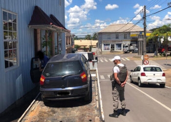 Mais um veículo com licenciamento vencido e condutor sem habilitação é pego pela BM em Nova Roma do Sul