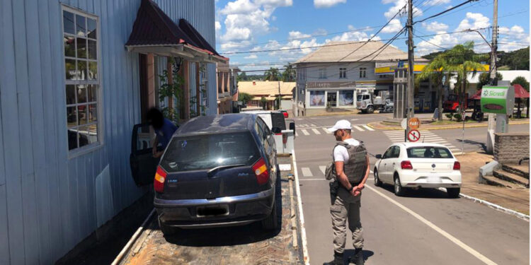 Mais um veículo com licenciamento vencido e condutor sem habilitação é pego pela BM em Nova Roma do Sul