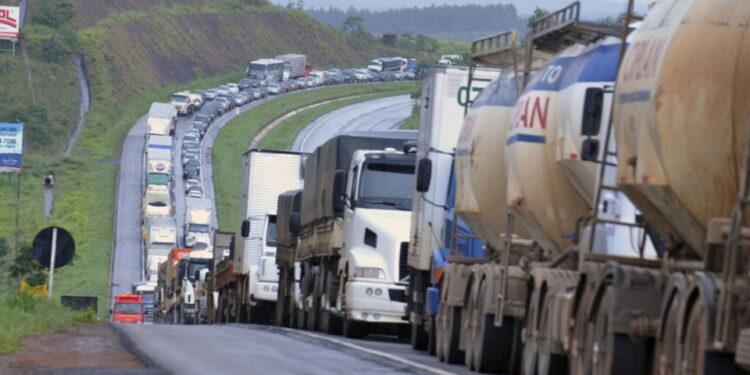 Transportadores de cargas têm até dia 31 de janeiro para se tornarem MEI Caminhoneiro