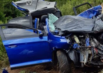 Acidente entre carro e caminhão, deixa mulher gravemente ferida