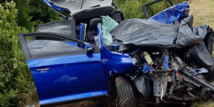 Acidente entre carro e caminhão, deixa mulher gravemente ferida